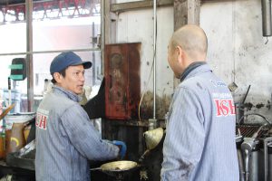 å·¥å ´é·ã¨å¤å½äººæè½å®ç¿çã®ä»äºé¢¨æ¯